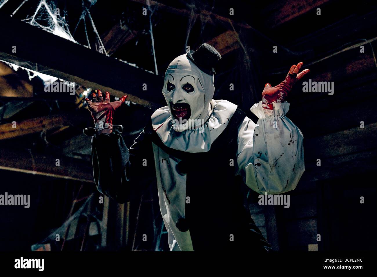 Terrifier 3 (2024) réalisé par Damien Leone et mettant en vedette David Howard Thornton dans le rôle d'Art le Clown qui retourne terroriser le comté de Miles pendant Noël. Photographie publicitaire À USAGE ÉDITORIAL EXCLUSIF. Crédit : BFA / Jesse Korman / Cineverse Banque D'Images