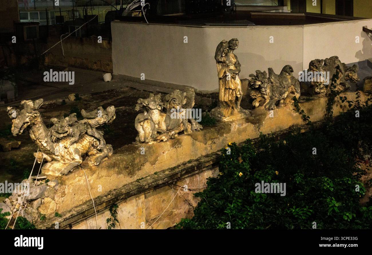 Vue nocturne des gens et des sculptures de monstres en tuf dans la Villa Palagonia, qui a mérité le surnom de « la Villa des monstres », 18ème siècle, Bagh Banque D'Images Vue nocturne des gens et des sculptures de monstres en tuf dans la Villa Palagonia, qui a mérité le surnom de « la Villa des monstres », 18ème siècle, Bagh Banque D'Images