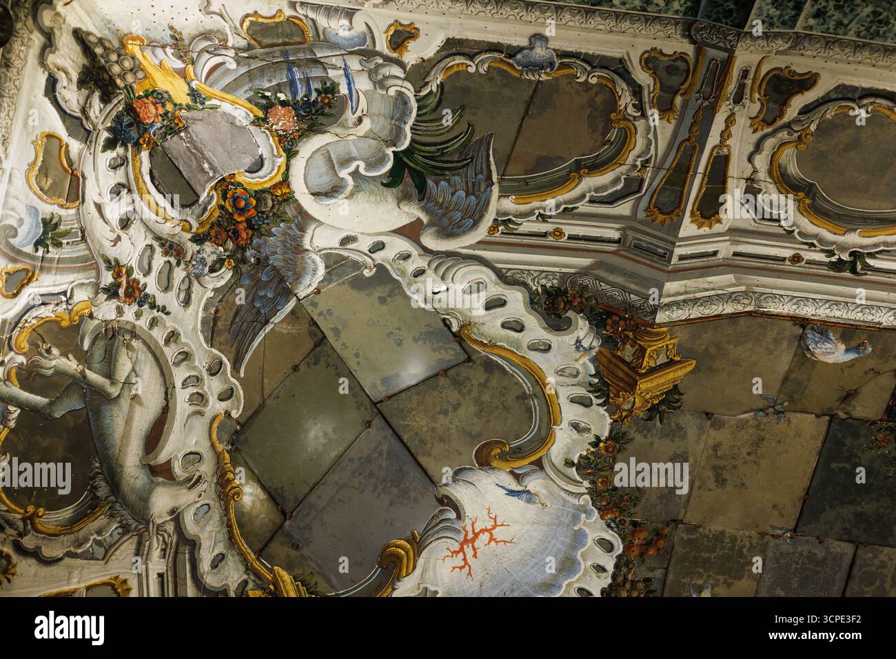 Vue intérieure élégante de la Galerie des glaces avec des décorations ornées et des surfaces réfléchissantes à l'intérieur de l'historique Villa Palagonia, située à Bagheria, Banque D'Images Vue intérieure élégante de la Galerie des glaces avec des décorations ornées et des surfaces réfléchissantes à l'intérieur de l'historique Villa Palagonia, située à Bagheria, Banque D'Images
