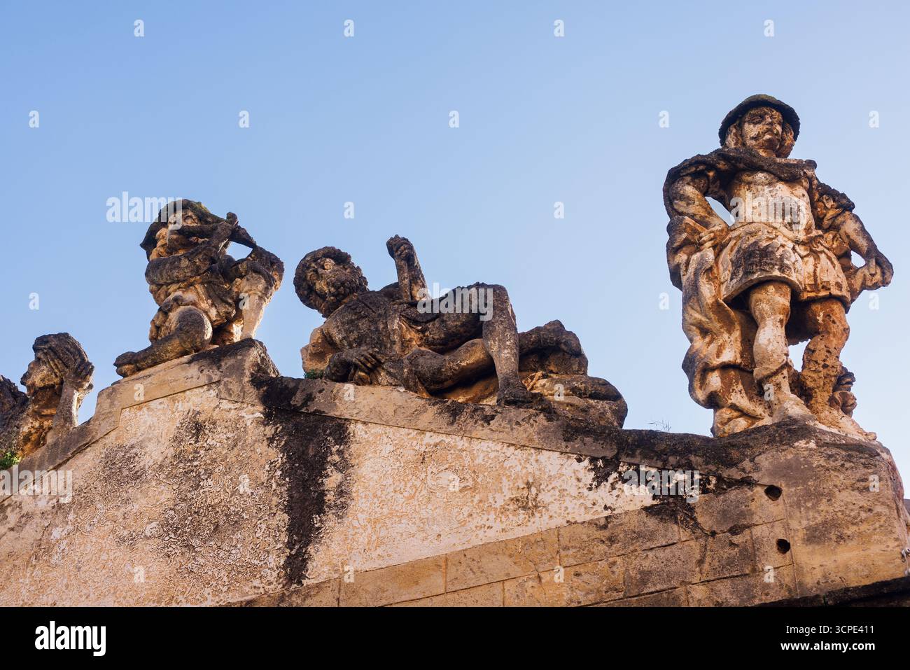 Vue de gens et de sculptures de monstres en tuf dans la Villa Palagonia, qui a mérité le surnom de « la Villa des monstres », 18ème siècle, Bagheria, Banque D'Images Vue de gens et de sculptures de monstres en tuf dans la Villa Palagonia, qui a mérité le surnom de « la Villa des monstres », 18ème siècle, Bagheria, Banque D'Images