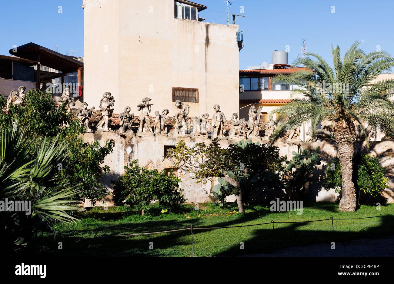 Vue de gens et de sculptures de monstres en tuf dans la Villa Palagonia, qui a mérité le surnom de « la Villa des monstres », 18ème siècle, Bagheria, Banque D'Images Vue de gens et de sculptures de monstres en tuf dans la Villa Palagonia, qui a mérité le surnom de « la Villa des monstres », 18ème siècle, Bagheria, Banque D'Images