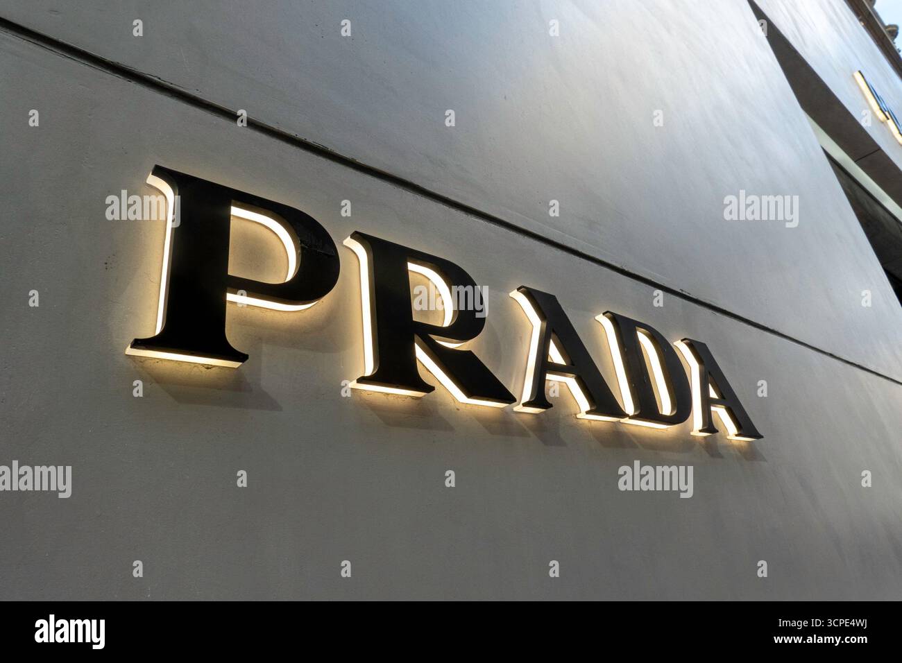 Un magasin Prada est situé sur la Cinquième Avenue, une destination de shopping haut de gamme chère, 2025, New York City, États-Unis Banque D'Images