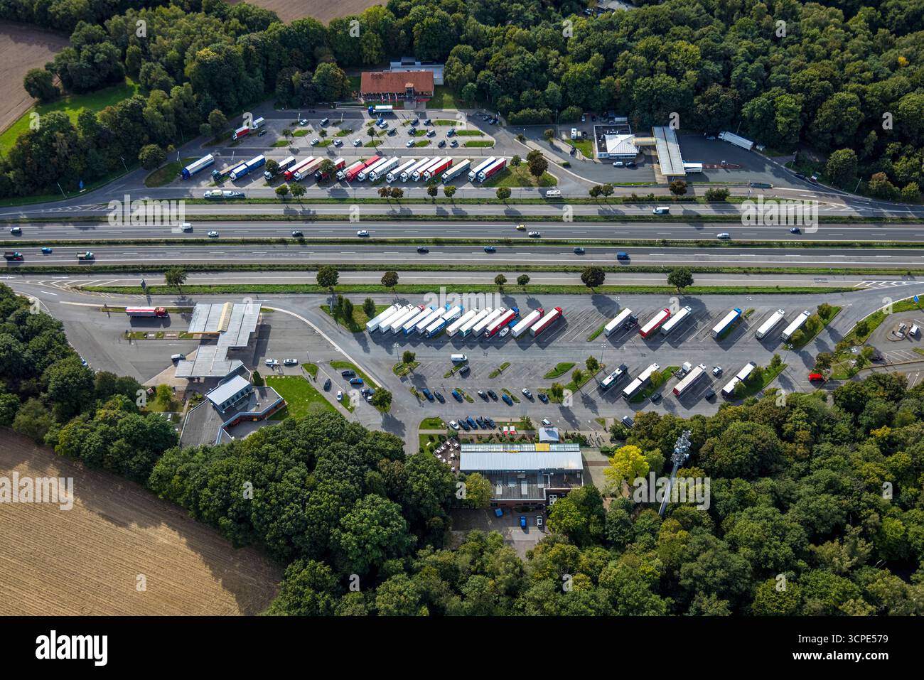 Luftbild, Raststätte Hünxe-Ost und Hünxe-West, Tank und Rast mit LKW Parkplatz an der Autobahn A3 und Anschussstelle Hünxe, Hünxe, Ruhrgebiet, Nordrhein-Westfalen, Deutschland ACHTUNGxMINDESTHONORARx60xEURO *** vue aérienne Hünxe, aire de service Hünxe Ost et Hünxe Ouest, station-service et aire de repos avec parking pour camions sur la jonction de l'autoroute A3 et Hünxe, région de la Ruhr, Rhénanie du Nord, Rhénanie-Westphalie Banque D'Images