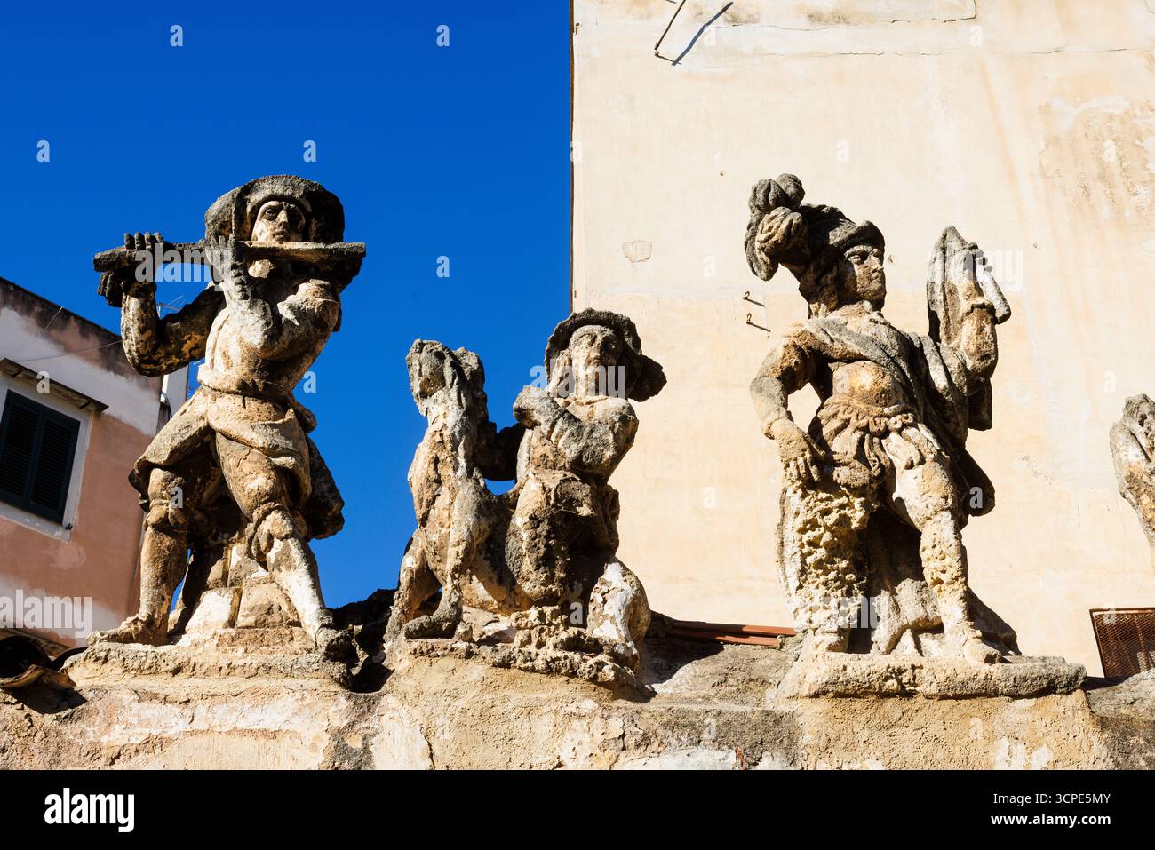 Vue de gens et de sculptures de monstres en tuf dans la Villa Palagonia, qui a mérité le surnom de « la Villa des monstres », 18ème siècle, Bagheria, Banque D'Images Vue de gens et de sculptures de monstres en tuf dans la Villa Palagonia, qui a mérité le surnom de « la Villa des monstres », 18ème siècle, Bagheria, Banque D'Images