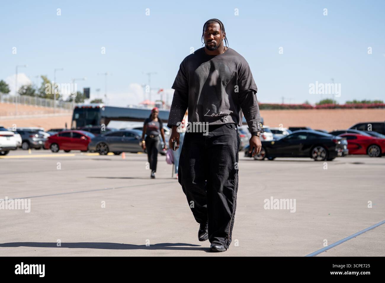 Arizona Cardinals defensive lineman Zach Carter arrives to State Farm Stadium in Glendale, Ariz., before a NFL football game against the Seattle Seahawks, Thursday, Sept. 25, 2025. (AP Photo/Samantha Chow) Banque D'Images