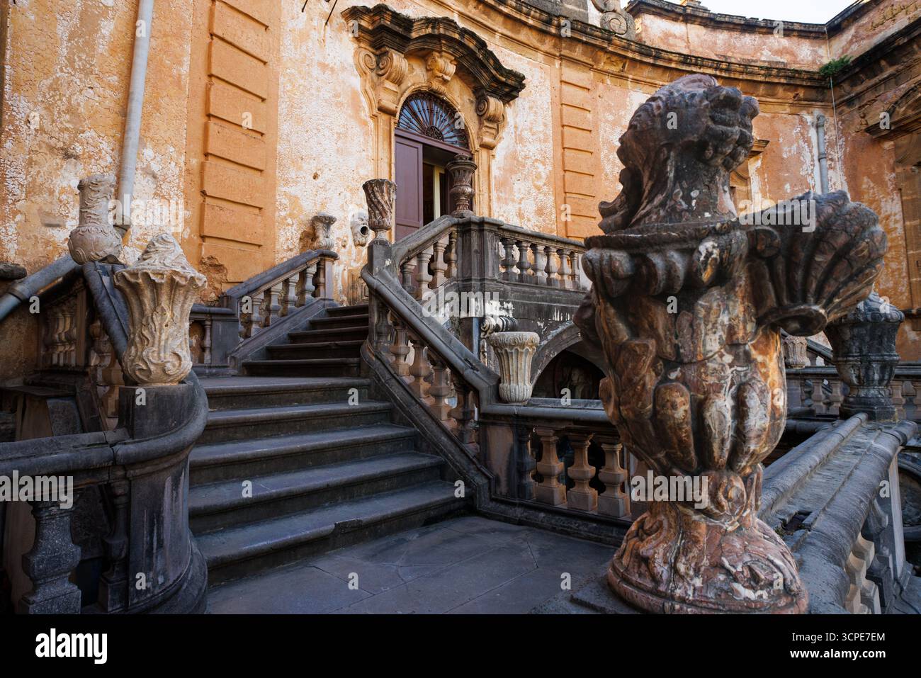 Escalier de la Villa Palagonia, surnommée « la Villa des monstres », est une villa patricienne du XVIIIe siècle située à Bagheria, en Sicile. C'est l'un des premiers Banque D'Images Escalier de la Villa Palagonia, surnommée « la Villa des monstres », est une villa patricienne du XVIIIe siècle située à Bagheria, en Sicile. C'est l'un des premiers Banque D'Images