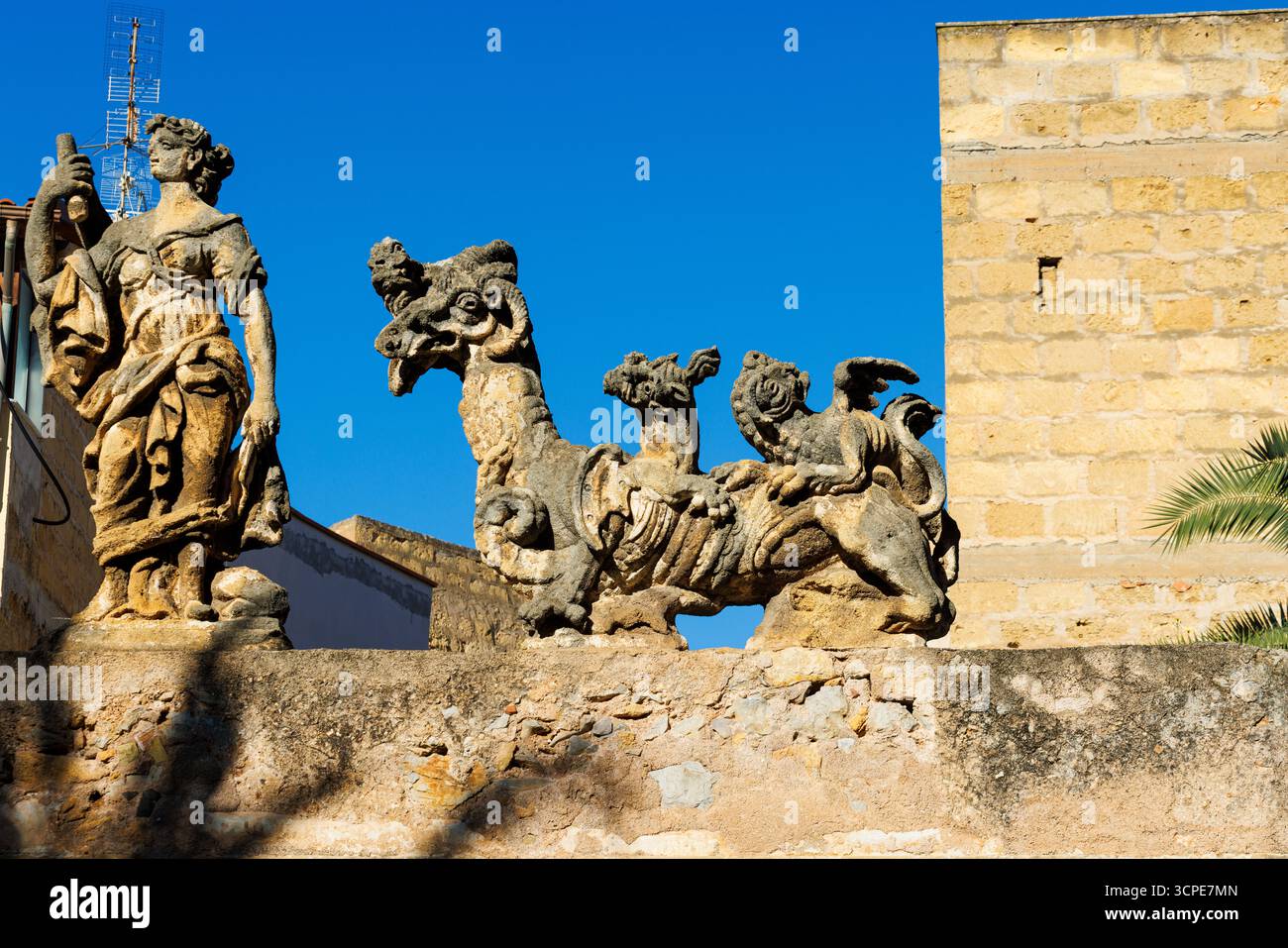Vue de gens et de sculptures de monstres en tuf dans la Villa Palagonia, qui a mérité le surnom de « la Villa des monstres », 18ème siècle, Bagheria, Banque D'Images Vue de gens et de sculptures de monstres en tuf dans la Villa Palagonia, qui a mérité le surnom de « la Villa des monstres », 18ème siècle, Bagheria, Banque D'Images