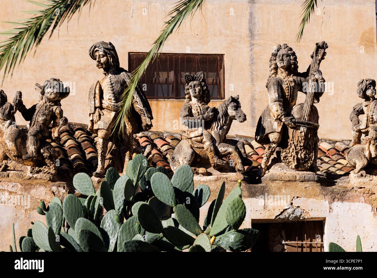 Vue de gens et de sculptures de monstres en tuf dans la Villa Palagonia, qui a mérité le surnom de « la Villa des monstres », 18ème siècle, Bagheria, Banque D'Images Vue de gens et de sculptures de monstres en tuf dans la Villa Palagonia, qui a mérité le surnom de « la Villa des monstres », 18ème siècle, Bagheria, Banque D'Images