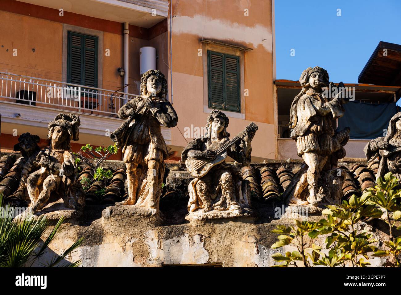 Vue de gens et de sculptures de monstres en tuf dans la Villa Palagonia, qui a mérité le surnom de « la Villa des monstres », 18ème siècle, Bagheria, Banque D'Images Vue de gens et de sculptures de monstres en tuf dans la Villa Palagonia, qui a mérité le surnom de « la Villa des monstres », 18ème siècle, Bagheria, Banque D'Images