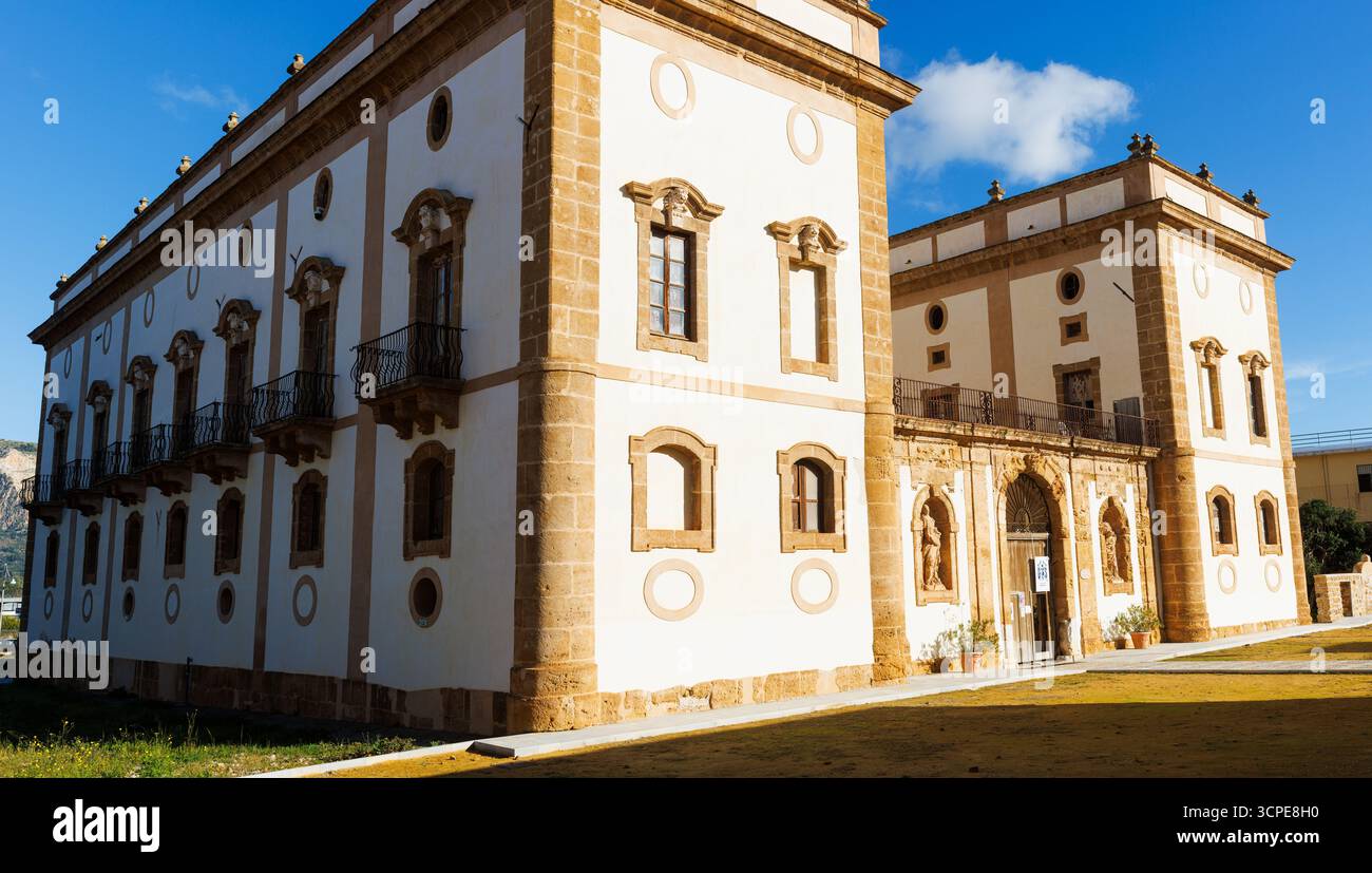 Façade de la Bibliothèque municipale Francesco Scaduto logée à Villa Aragona Cutò, Bagheria, Sicile, Italie. Résidence noble historique transformée en pub Banque D'Images Façade de la Bibliothèque municipale Francesco Scaduto logée à Villa Aragona Cutò, Bagheria, Sicile, Italie. Résidence noble historique transformée en pub Banque D'Images