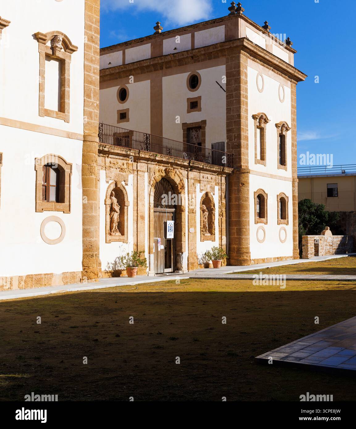 Façade de la Bibliothèque municipale Francesco Scaduto logée à Villa Aragona Cutò, Bagheria, Sicile, Italie. Résidence noble historique transformée en pub Banque D'Images Façade de la Bibliothèque municipale Francesco Scaduto logée à Villa Aragona Cutò, Bagheria, Sicile, Italie. Résidence noble historique transformée en pub Banque D'Images
