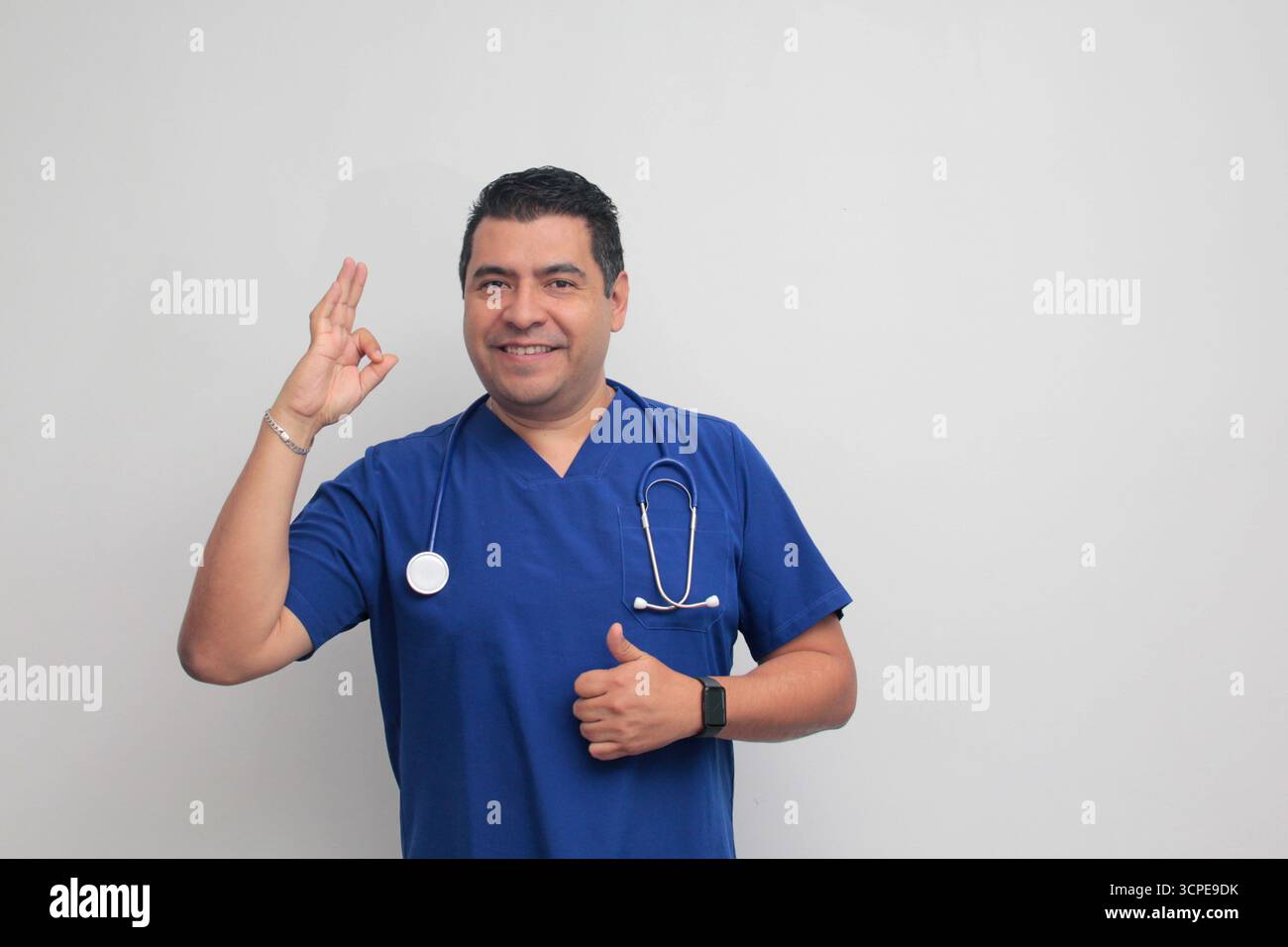 Le médecin spécialiste latino-américain à la peau foncée fait le signe OK avec ses doigts pour dire que tout va bien Banque D'Images Le médecin spécialiste latino-américain à la peau foncée fait le signe OK avec ses doigts pour dire que tout va bien Banque D'Images
