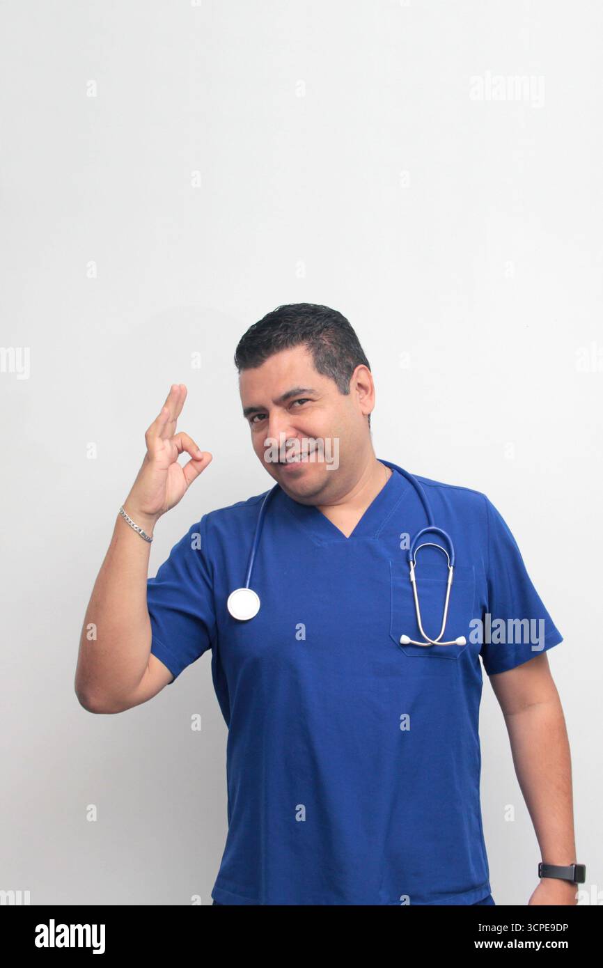 Le médecin spécialiste latino-américain à la peau foncée fait le signe OK avec ses doigts pour dire que tout va bien Banque D'Images Le médecin spécialiste latino-américain à la peau foncée fait le signe OK avec ses doigts pour dire que tout va bien Banque D'Images