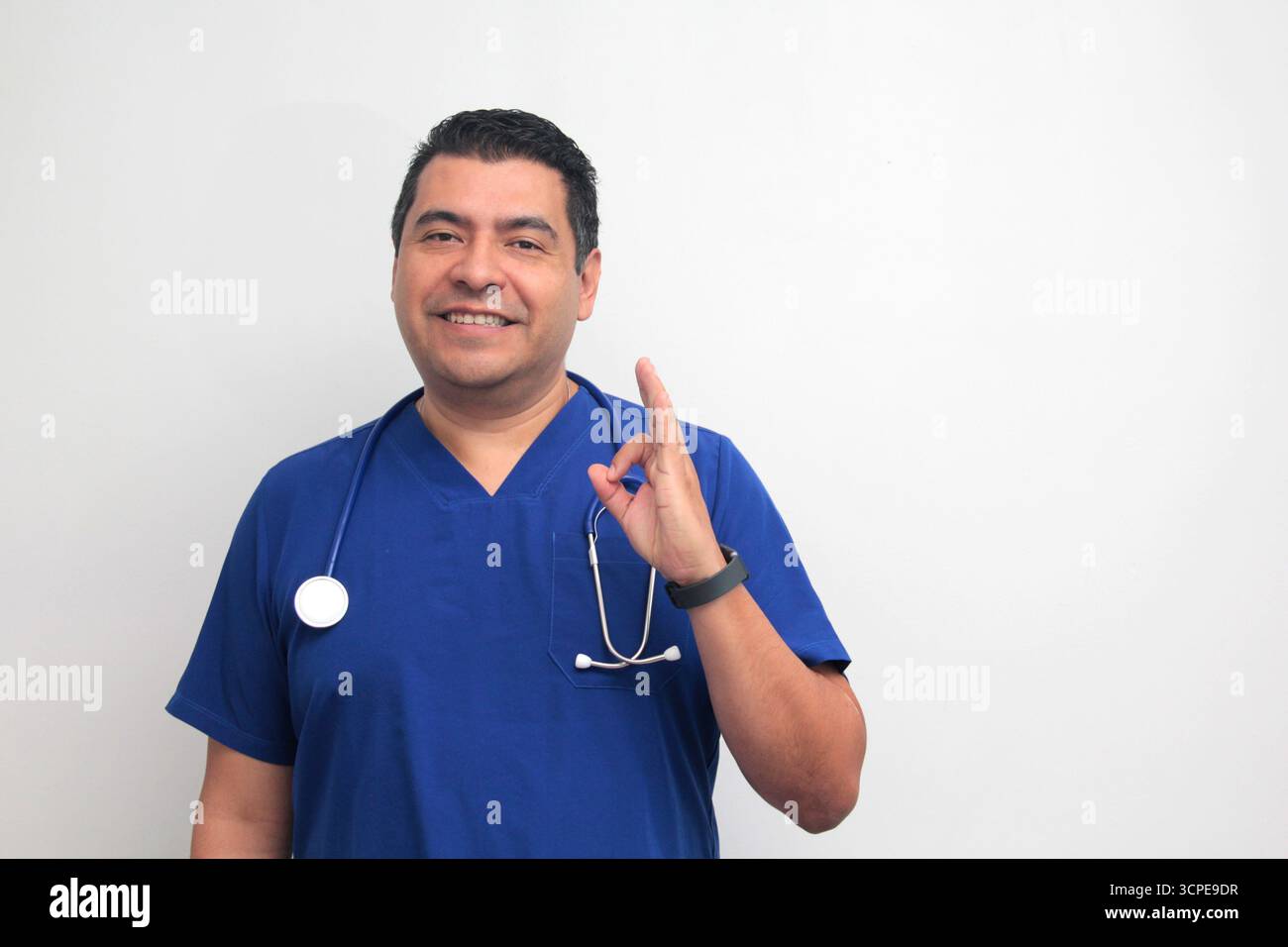 Le médecin spécialiste latino-américain à la peau foncée fait le signe OK avec ses doigts pour dire que tout va bien Banque D'Images Le médecin spécialiste latino-américain à la peau foncée fait le signe OK avec ses doigts pour dire que tout va bien Banque D'Images