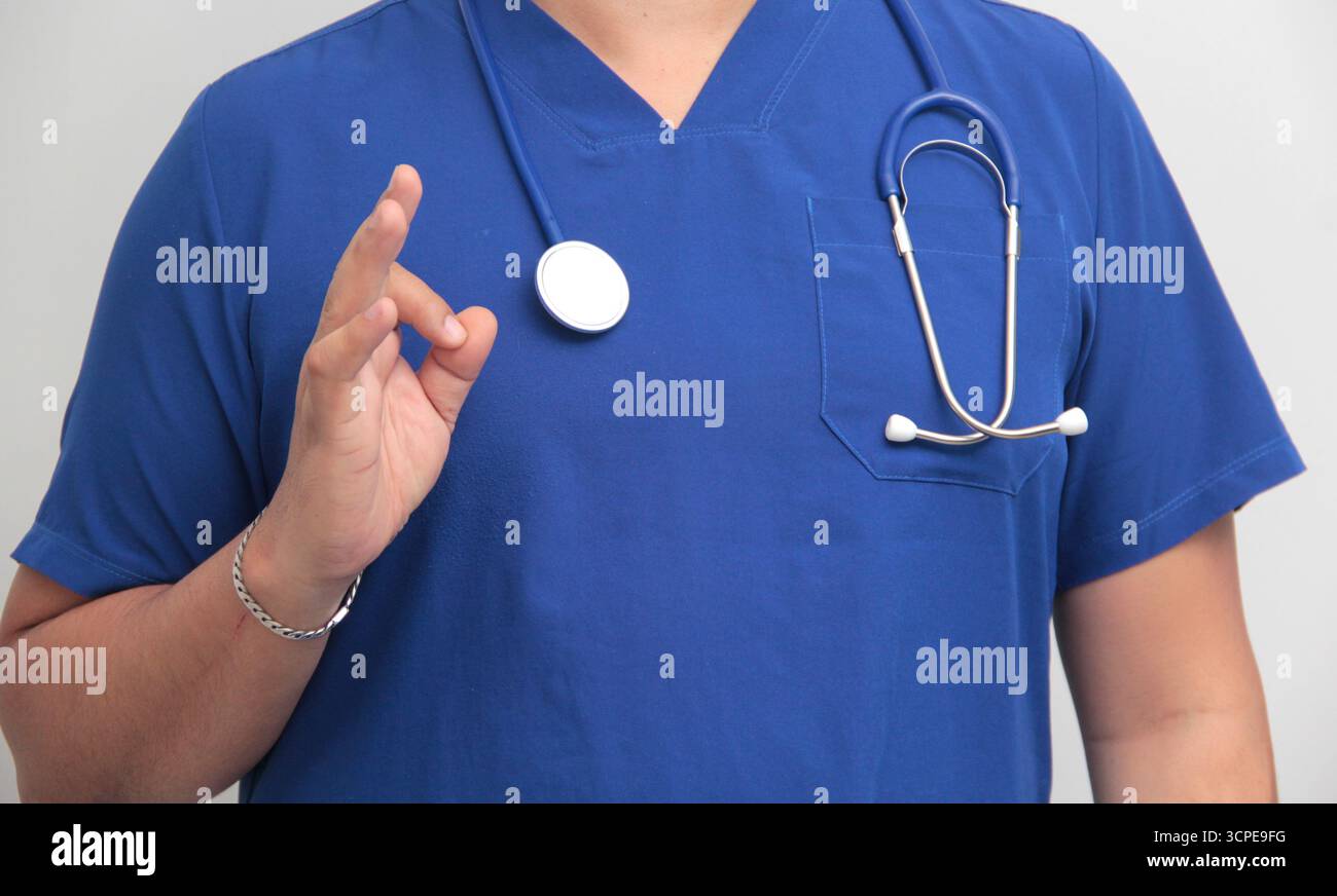 Le médecin spécialiste latino-américain à la peau foncée fait le signe OK avec ses doigts pour dire que tout va bien Banque D'Images Le médecin spécialiste latino-américain à la peau foncée fait le signe OK avec ses doigts pour dire que tout va bien Banque D'Images