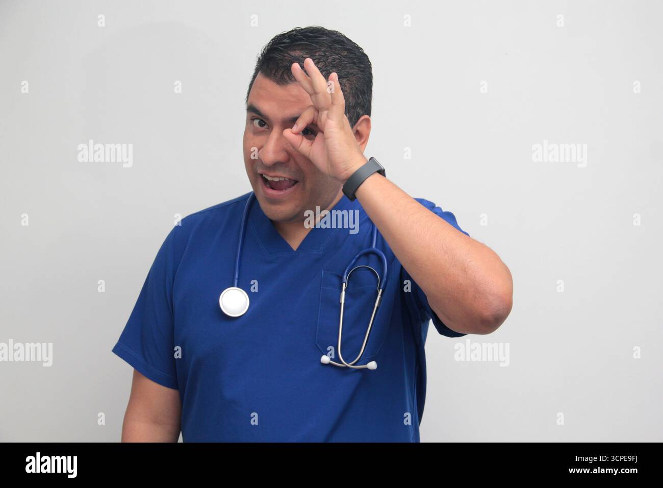 Le médecin spécialiste latino-américain à la peau foncée fait le signe OK avec ses doigts pour dire que tout va bien Banque D'Images Le médecin spécialiste latino-américain à la peau foncée fait le signe OK avec ses doigts pour dire que tout va bien Banque D'Images