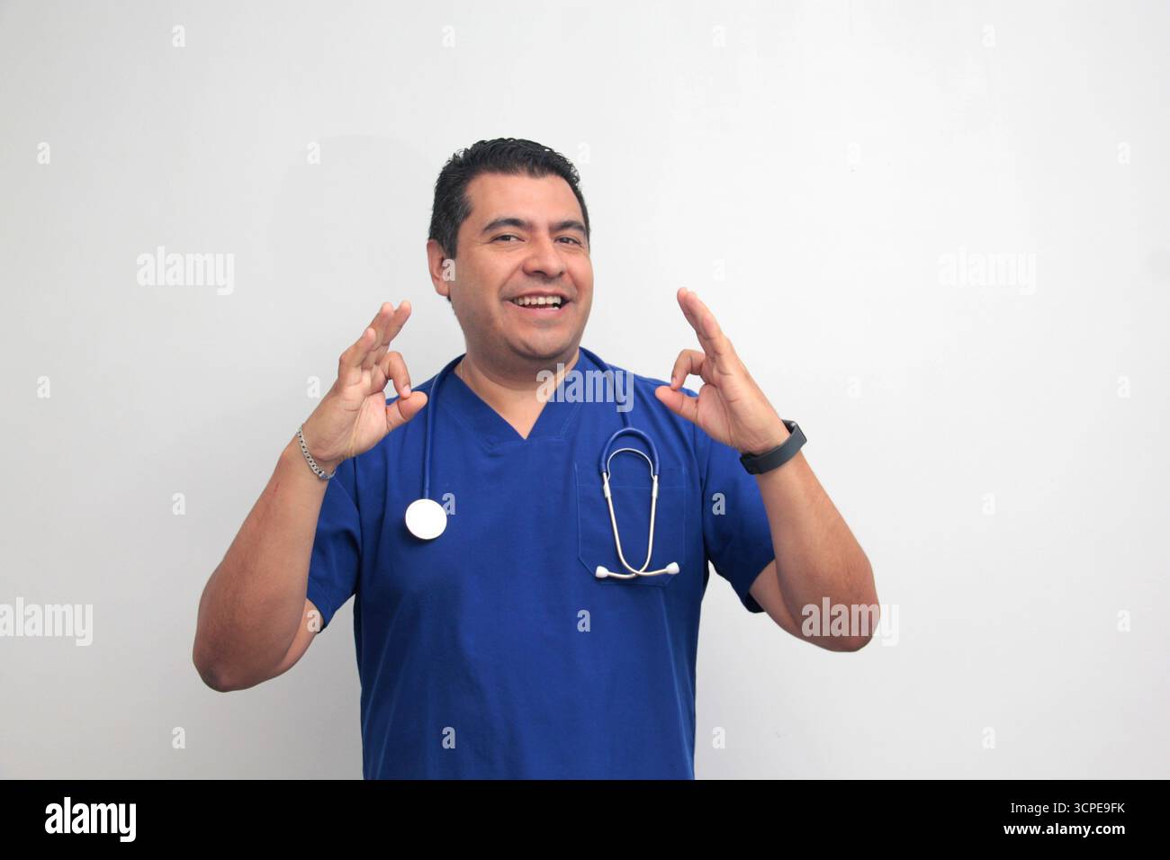 Le médecin spécialiste latino-américain à la peau foncée fait le signe OK avec ses doigts pour dire que tout va bien Banque D'Images Le médecin spécialiste latino-américain à la peau foncée fait le signe OK avec ses doigts pour dire que tout va bien Banque D'Images