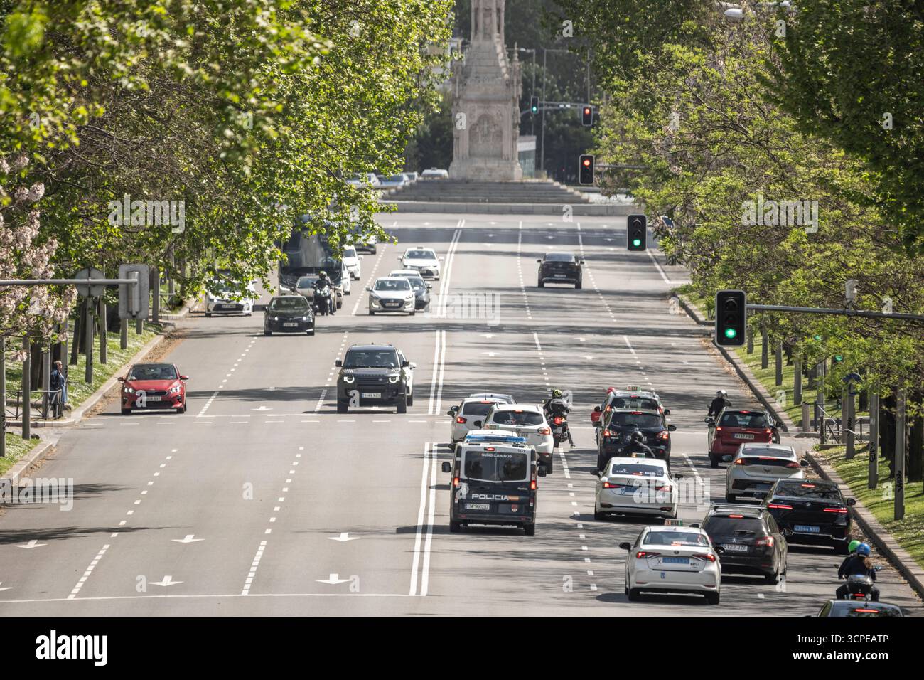 Circulation ordonnée pendant les vacances avec moins de densité de trafic mais en maintenant un flux de trafic constant le long de l'artère principale de Madrid Banque D'Images