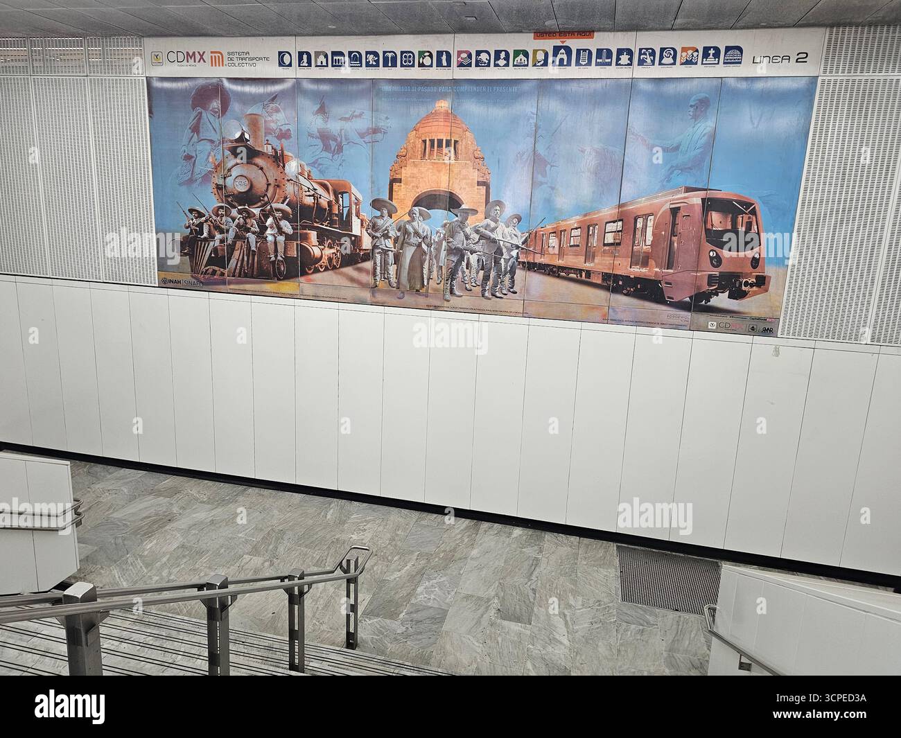 Mexico, Mexique - 4 août 2025 : quais et voies de la station Revolucion du système de transport public du métro de Mexico Banque D'Images