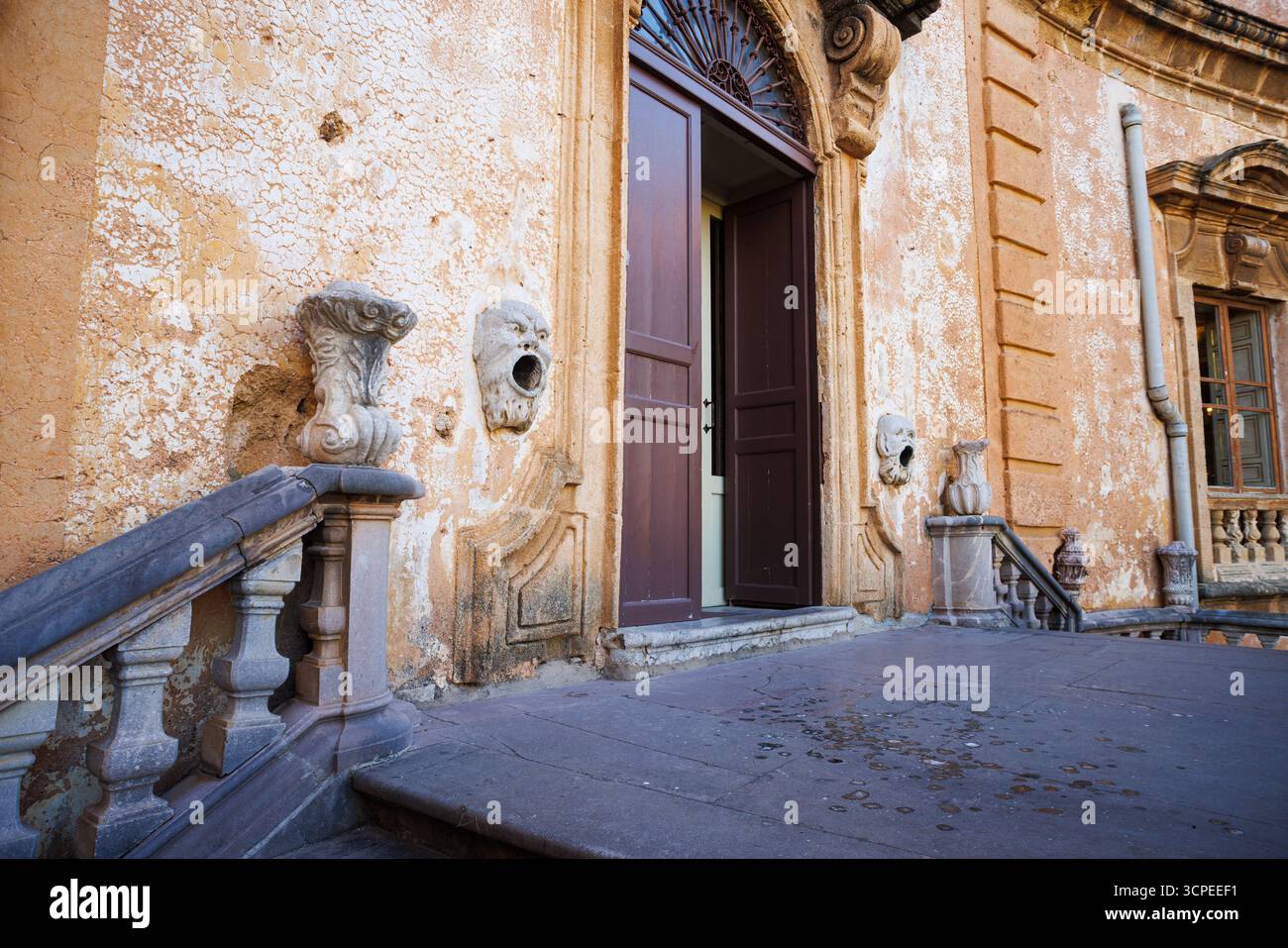 Entrée de la Villa Palagonia, surnommée « la Villa des monstres », est une villa patricienne du XVIIIe siècle à Bagheria, en Sicile. C'est l'un des premiers Banque D'Images Entrée de la Villa Palagonia, surnommée « la Villa des monstres », est une villa patricienne du XVIIIe siècle à Bagheria, en Sicile. C'est l'un des premiers Banque D'Images