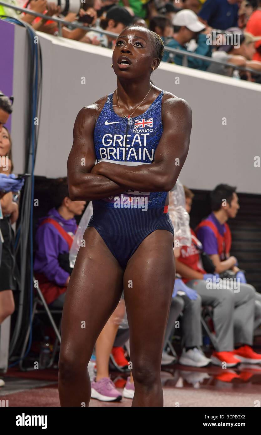 Desiree Henry de Grande-Bretagne et ni attendant de voir le résultat dans la finale de la course de relais féminine 4x100m aux Championnats du monde d’athlétisme Tokyo 2025 A. Banque D'Images