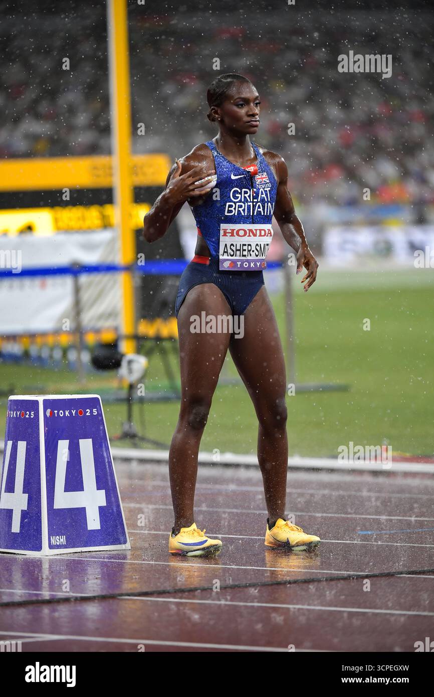 Dina Asher-Smith, de Grande-Bretagne et de ni, en compétition dans la finale de la course de relais féminine 4x100m aux Championnats du monde d’athlétisme Tokyo 2025 à National St. Banque D'Images