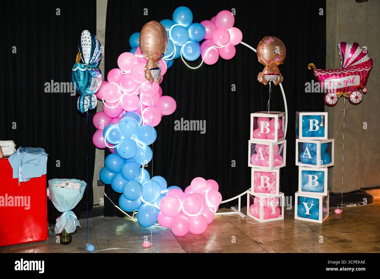 Vladivostok, Russie - 8 septembre 2025 : décorations créatives de fête de genre avec des ballons roses et bleus, des blocs de bébé et des ballons festifs, pas de gens. Banque D'Images