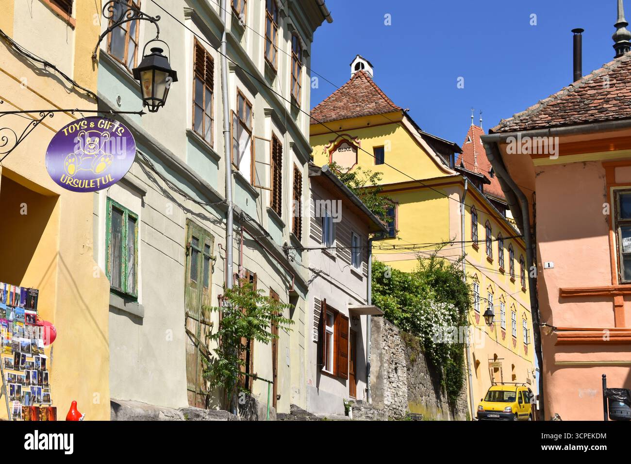 Rue colorée à Sighisoara, Roumanie Banque D'Images
