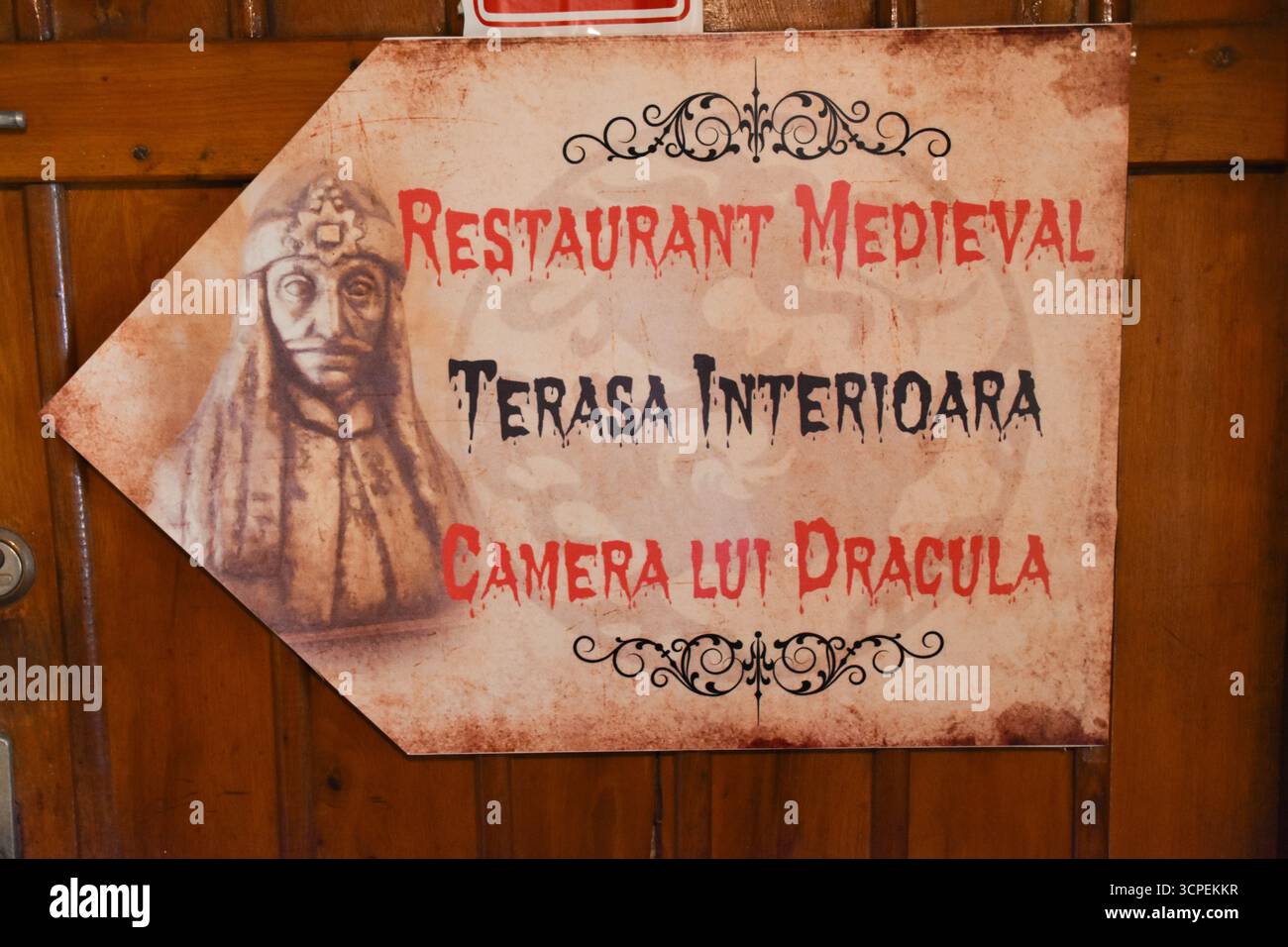 Panneau annonçant le lieu de naissance de Vlad Tepes Dracula en Transylvanie, Roumanie Banque D'Images