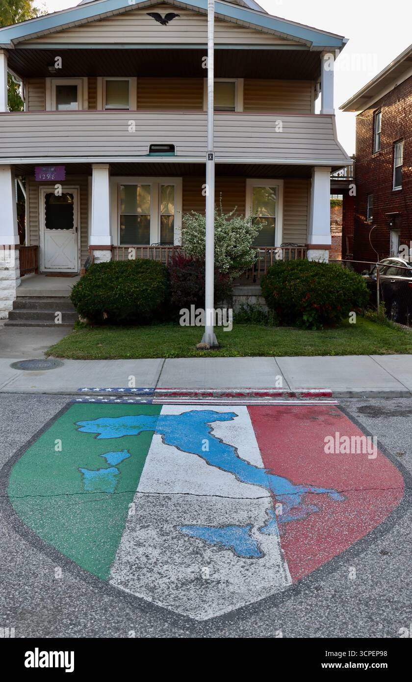 Carte italienne et couleurs peintes sur la rue de Westside Little Italy à Cleveland, Ohio, septembre 2025 Banque D'Images