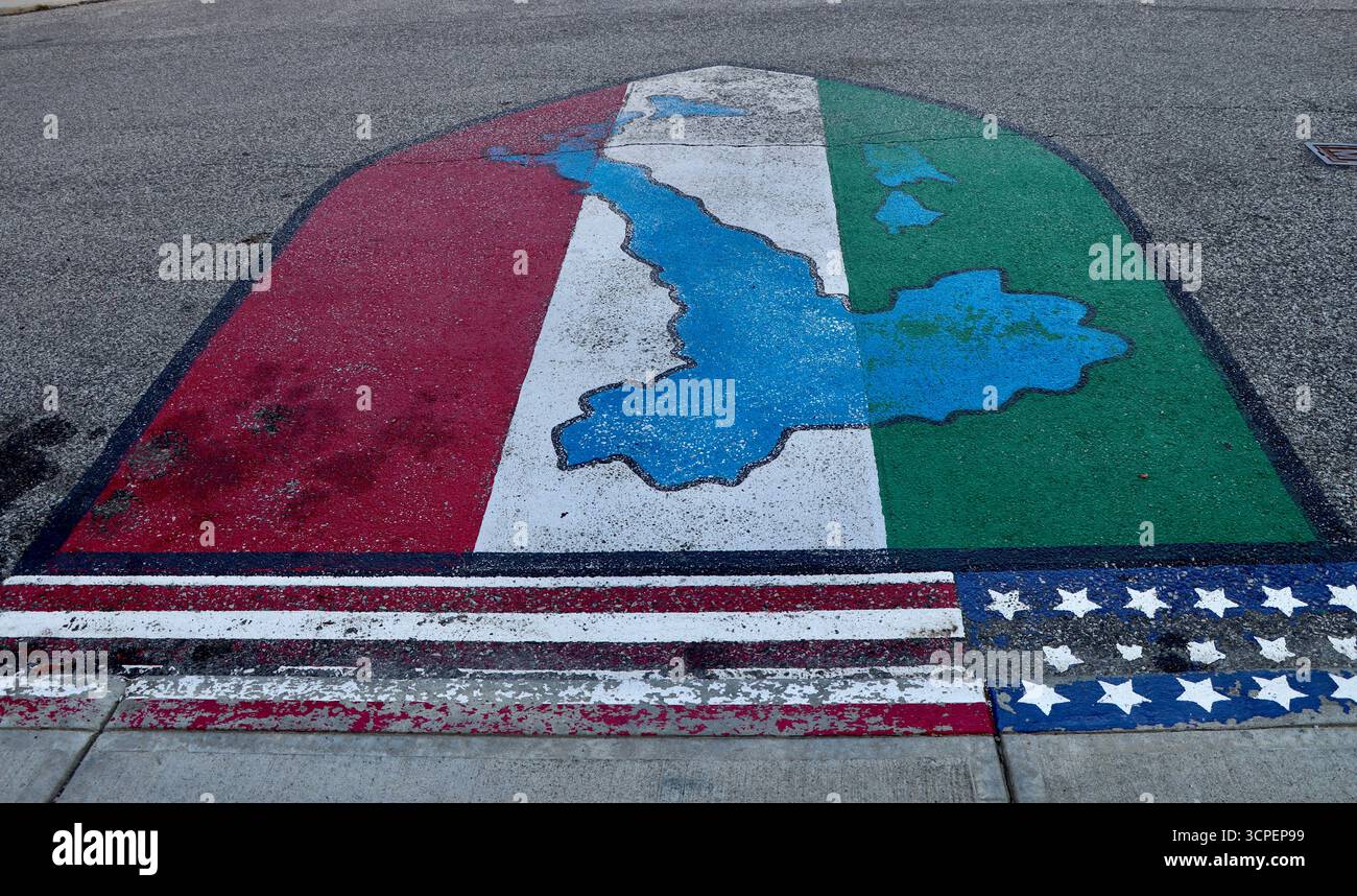 Carte italienne et couleurs peintes sur la rue de Westside Little Italy à Cleveland, Ohio, septembre 2025 Banque D'Images