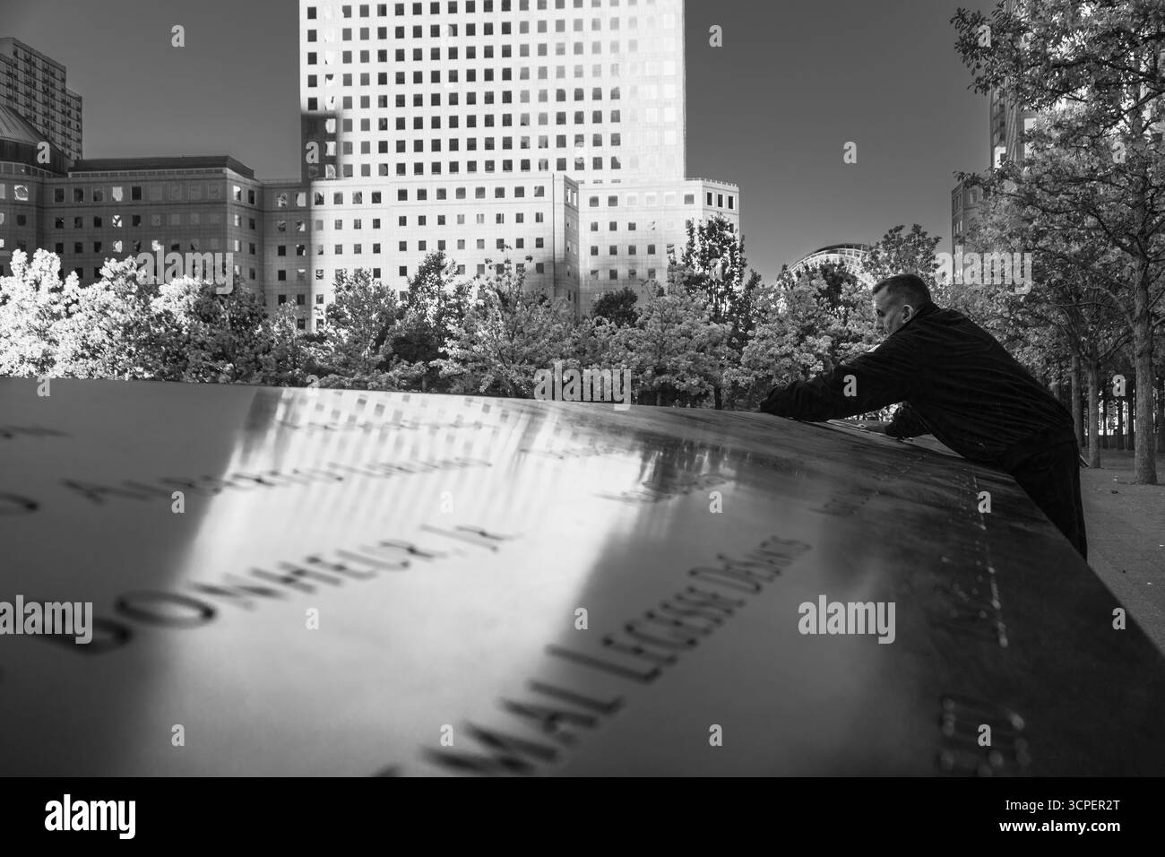 Homme nettoyant le marbre gravé du mémorial de 9-11, New York City, NY, États-Unis Banque D'Images