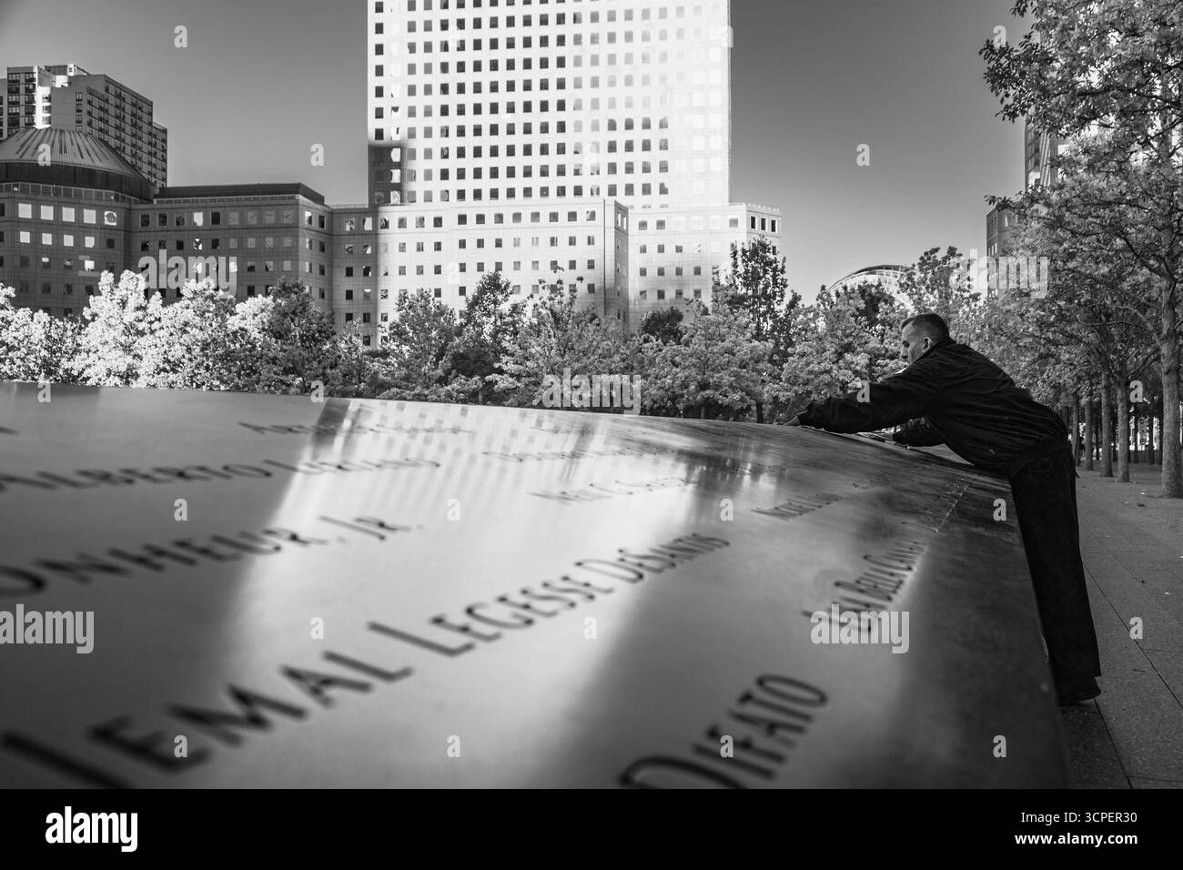 Homme nettoyant le marbre gravé du mémorial de 9-11, New York City, NY, États-Unis Banque D'Images