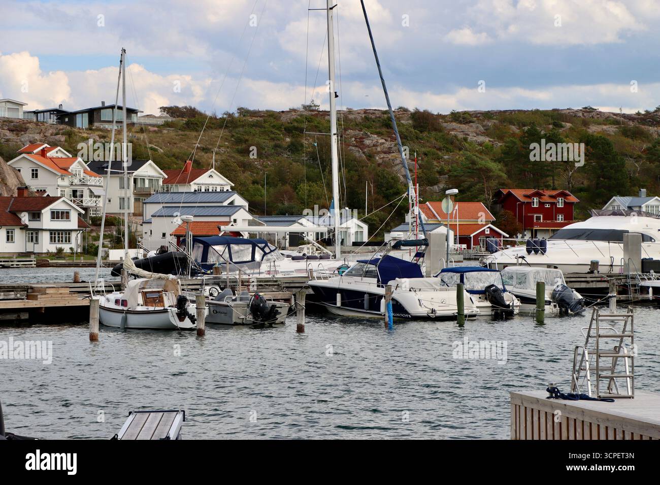 Maisons à Hamburgsund vues de l'île de Hamburgö, côte ouest de la Suède, août 22025 Banque D'Images