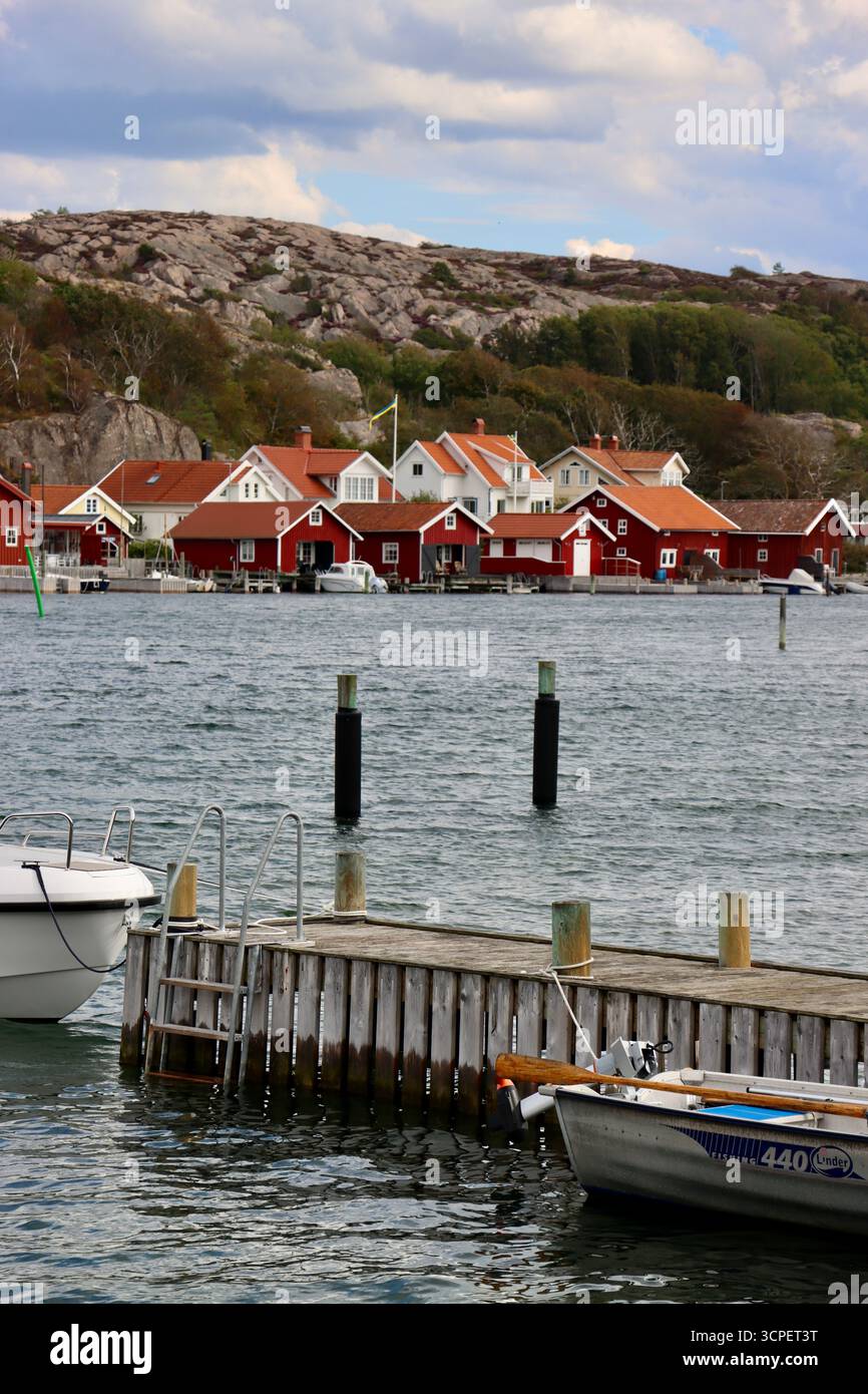Maisons à Hamburgsund vues de l'île de Hamburgö, côte ouest de la Suède, août 22025 Banque D'Images