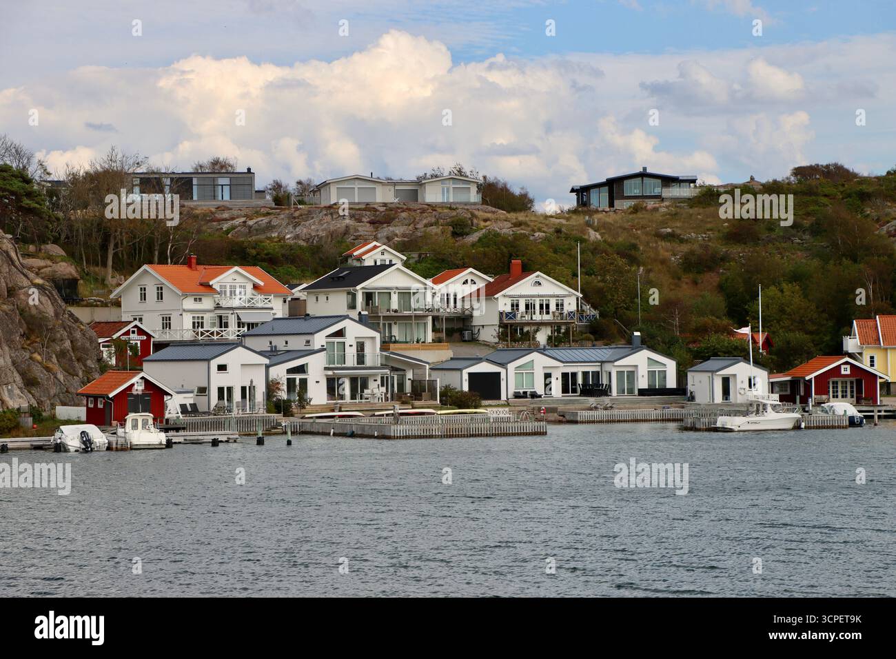 Maisons à Hamburgsund vues de l'île de Hamburgö, côte ouest de la Suède, août 22025 Banque D'Images
