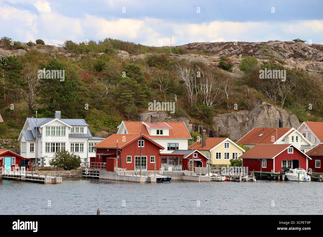 Maisons à Hamburgsund vues de l'île de Hamburgö, côte ouest de la Suède, août 22025 Banque D'Images