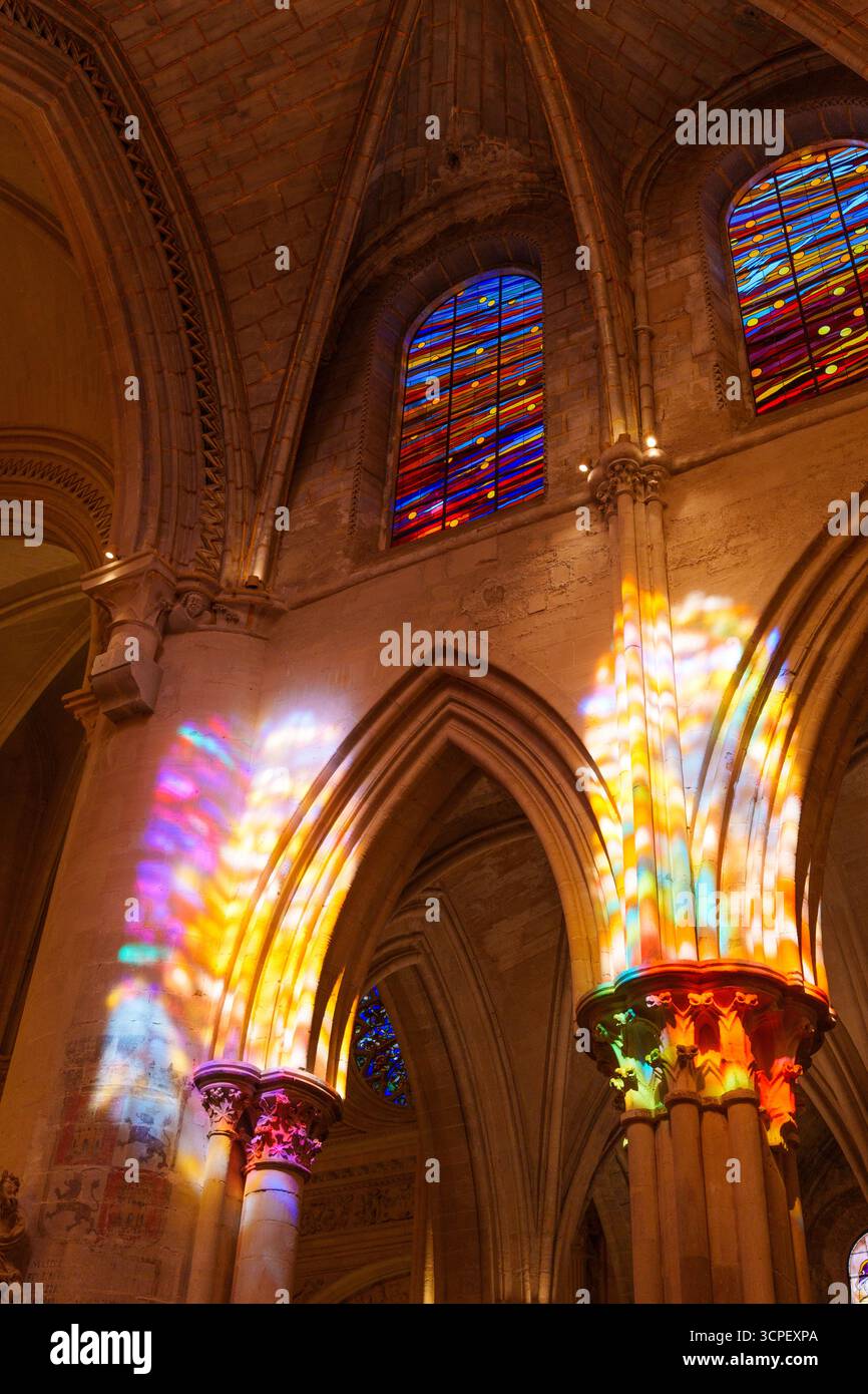 Vitraux colorés jetant de la lumière sur les piliers de pierre de la cathédrale de cuenca Banque D'Images