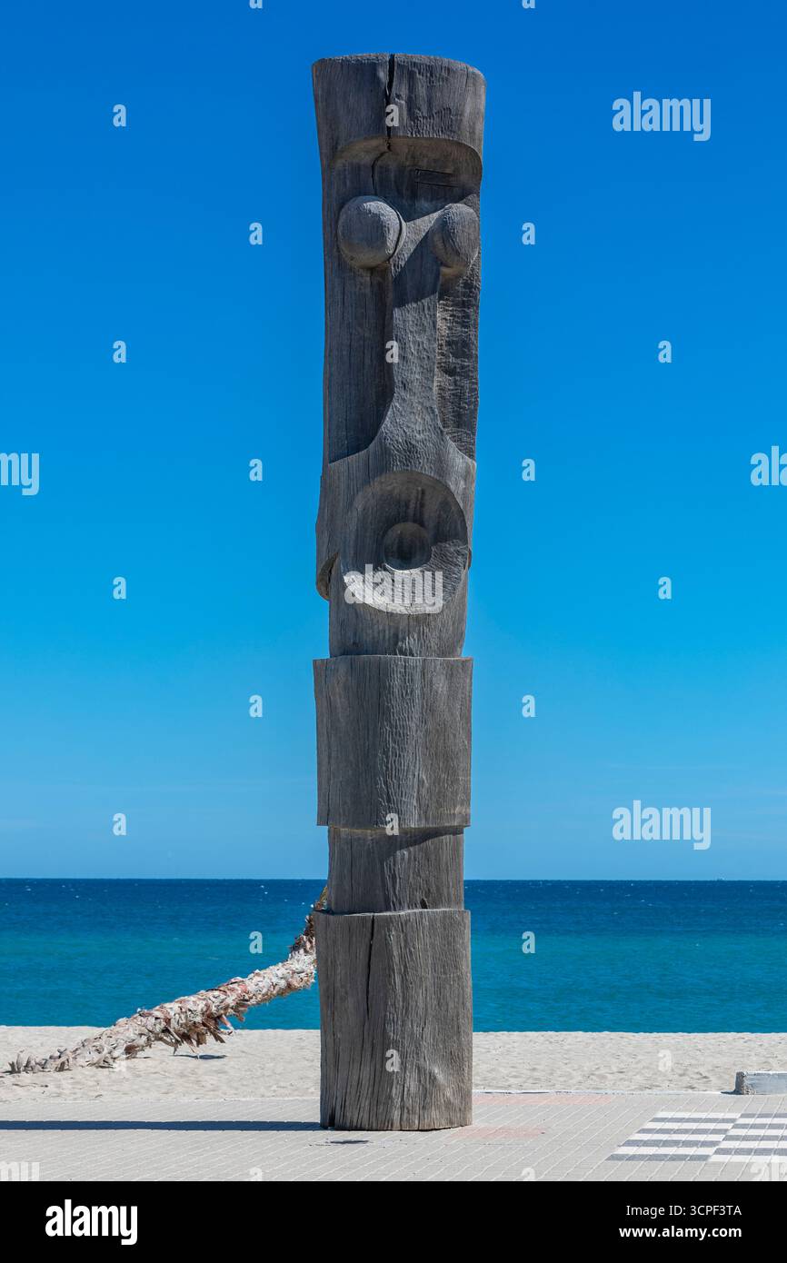 Un Totem à la place des Totems - Soleillonautes, Alle des Arts, le Barcares, France. Banque D'Images