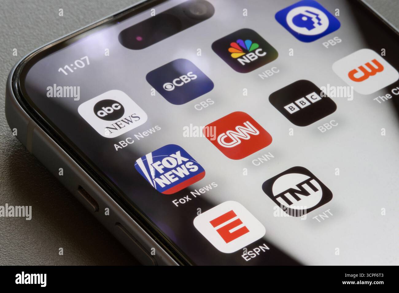 Des applications variées développées par les réseaux de télévision, y compris The Big 3 aux États-Unis (ABC, CBS et NBC) et le diffuseur public PBS, sont visibles sur un iPhone. Banque D'Images