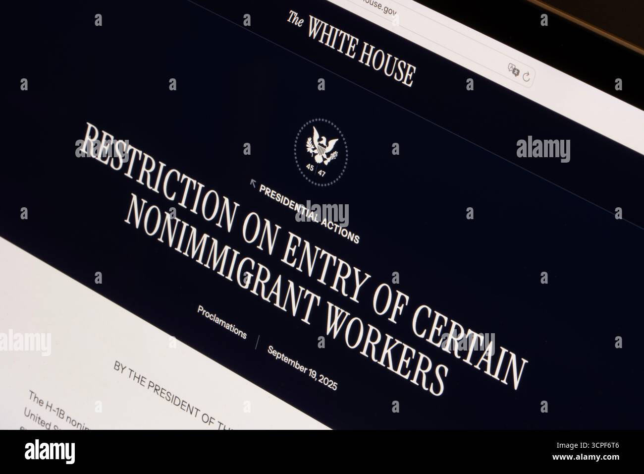 La proclamation par l'administration Trump de la "restriction à l'entrée de certains travailleurs non immigrants" est vue sur le site officiel de la Maison Blanche. Banque D'Images