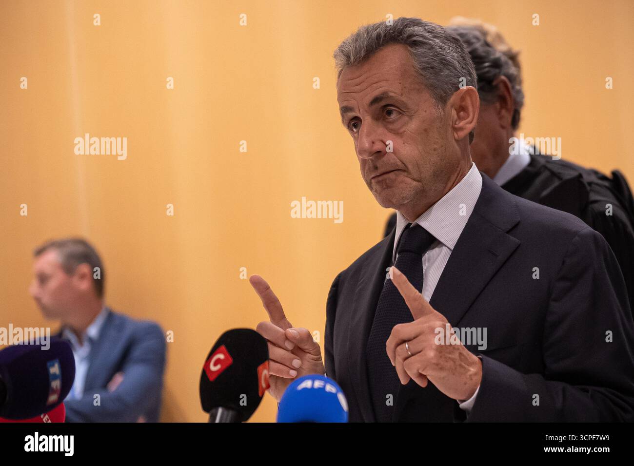 (250926) -- PÉKIN, 26 septembre 2025 (Xinhua) -- L'ancien président français Nicolas Sarkozy s'adresse aux médias après le verdict de son procès à Paris, France, le 25 septembre 2025. L’ancien président français Nicolas Sarkozy a été condamné jeudi à cinq ans de prison avec une peine de prison différée, après avoir été reconnu coupable de complot criminel sur le financement présumé par la Libye de sa campagne présidentielle de 2007, selon les médias français BFM TV. Le tribunal a également condamné Sarkozy à une amende de 100 000 euros (117 000 dollars américains) et lui a interdit d'occuper une charge publique ou de se présenter aux élections pendant cinq ans. Banque D'Images