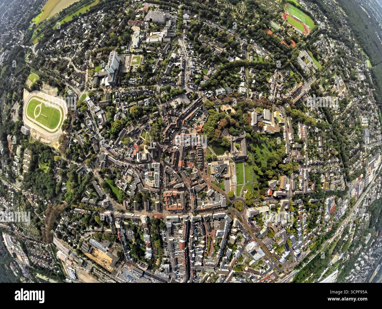 Vue aérienne, parc municipal et château Dinslaken avec hôtel de ville, à gauche l'ancienne piste de course harnais, globe, image fisheye, image à 360 degrés, Banque D'Images