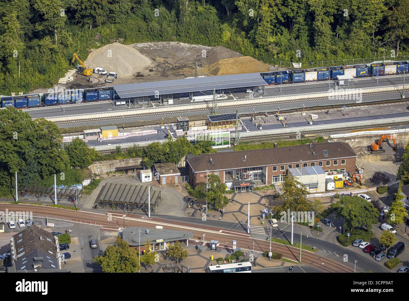 Vue aérienne, gare Hbf avec nouvelle plate-forme et parvis de gare, extension du chantier de construction et barrière antibruit, Betuweroute et Betuwe ligne e. Banque D'Images