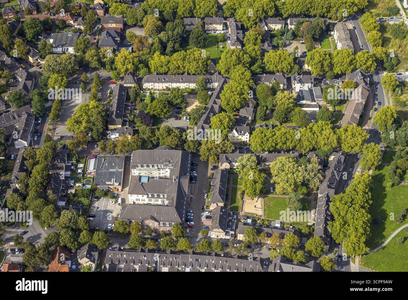 Vue aérienne, maison multifamiliale, logement Steigerstrasse coin Stollenstrasse avec arbres verts et cour intérieure, poumon vert, Musée DIZeum a Banque D'Images