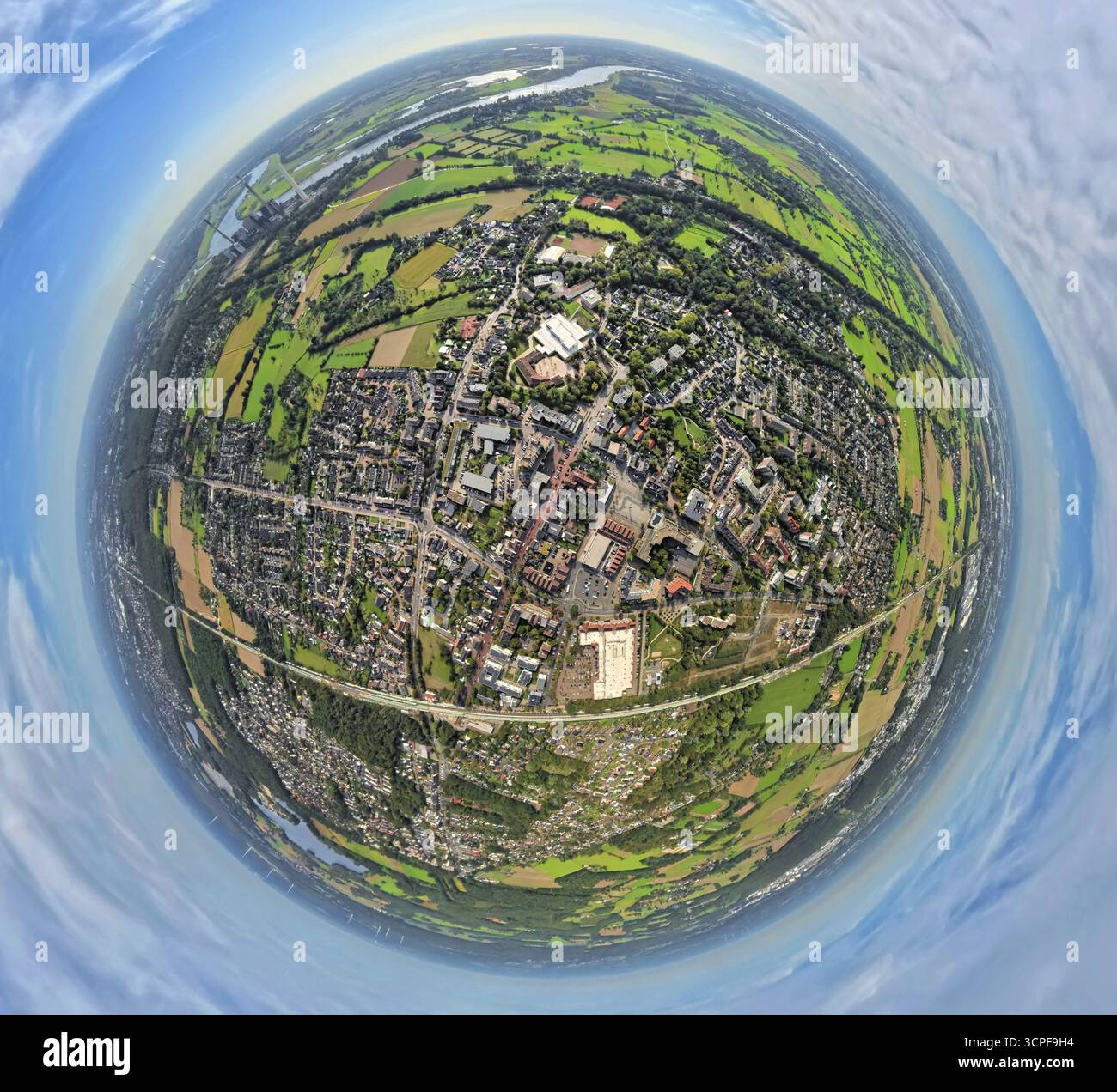 Vue aérienne, vue du centre-ville avec mairie et place de la mairie, centre scolaire Voerde, globe terrestre, image fisheye, image fisheye, image à 360 degrés, Banque D'Images