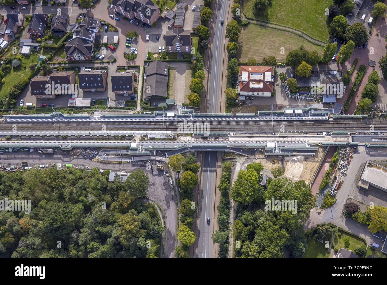 Vue aérienne, gare principale de Voerde, chantier pont Steinstrasse, chantier métro piétonnier chantier et pont Bahnhofstrasse, prolongement du t Banque D'Images