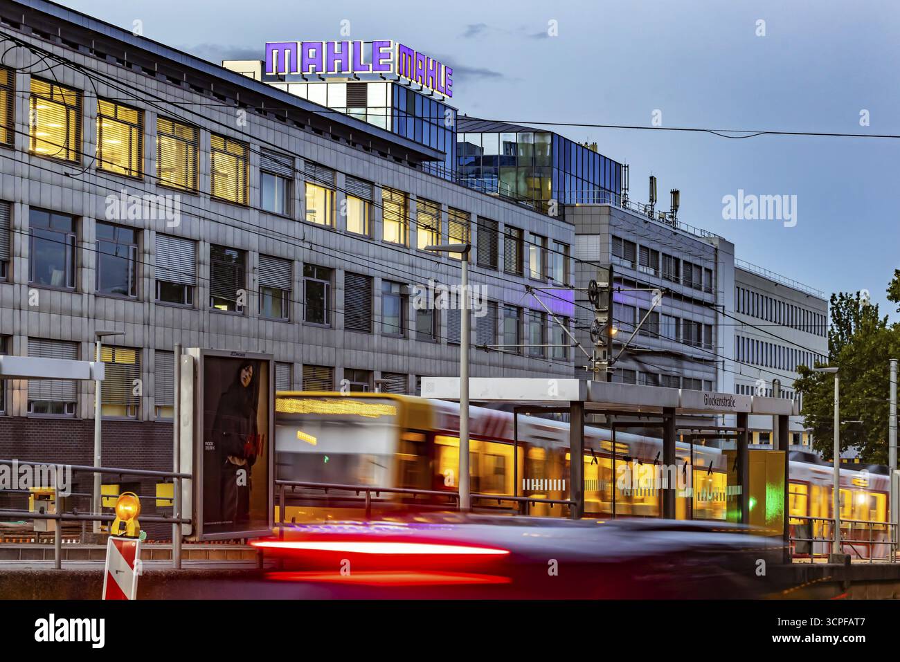 Siège de l'équipementier automobile MAHLE dans la soirée avec le tramway SSB. Bad Cannstatt, Stuttgart, Bade-Wuerttemberg, Allemagne Banque D'Images