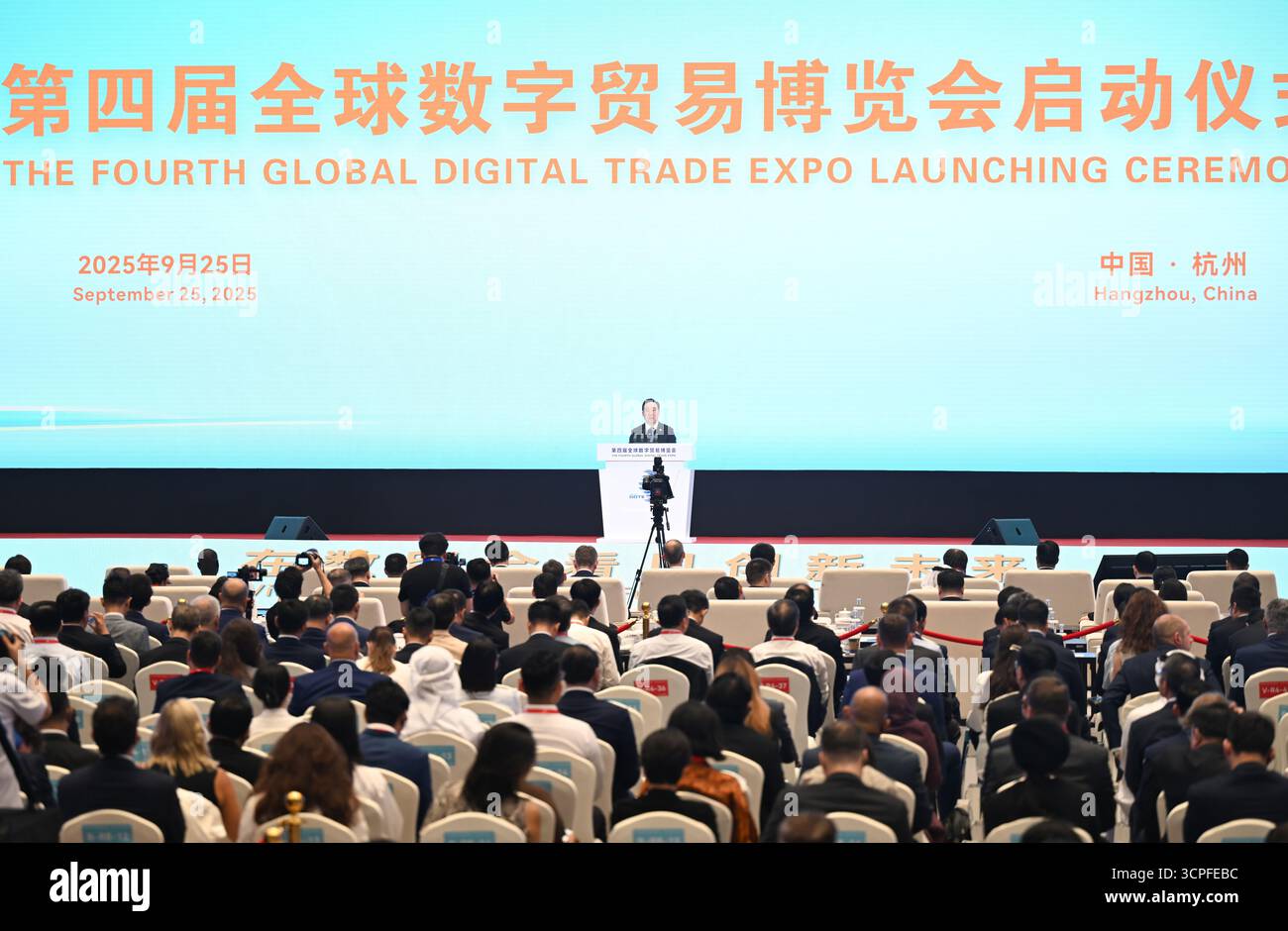 Wang Hao, secrétaire du Comité du Parti provincial du Zhejiang et président du Comité permanent du Congrès populaire provincial, prononce un discours lors de la cérémonie d'ouverture de la quatrième exposition mondiale sur le commerce numérique (GDTE) à Hangzhou, capitale de la province du Zhejiang dans l'est de la Chine, le 25 septembre 2025. Hangzhou, China.25th septembre 2025. La quatrième exposition mondiale sur le commerce numérique (GDTE) débute à Hangzhou, capitale de la province du Zhejiang, dans l’est de la Chine, le 25 septembre 2025. Avec « témoigner de l’avenir innovant au GDTE », l’exposition de cette année accueille plus de 1 800 exposants. L'exh Banque D'Images