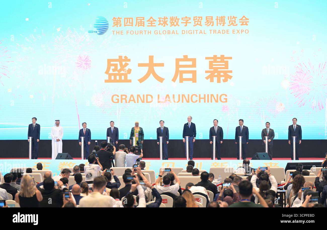 Hangzhou, China.25th septembre 2025. La quatrième exposition mondiale sur le commerce numérique (GDTE) débute à Hangzhou, capitale de la province du Zhejiang, dans l’est de la Chine, le 25 septembre 2025. Avec « témoigner de l’avenir innovant au GDTE », l’exposition de cette année accueille plus de 1 800 exposants. L'exposition couvre une superficie de 155 000 mètres carrés. Crédit : Wang Gang/China News Service/Alamy Live News Banque D'Images